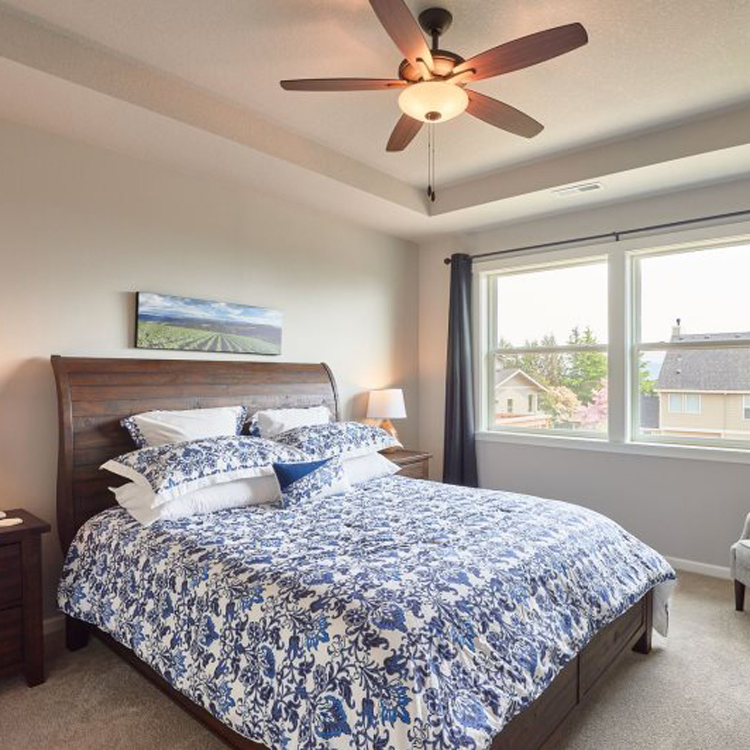 guest bedroom with ceiling fan