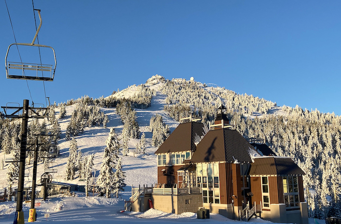 Mt. Ashland lodge at the base of the chairlift on a sunny day.