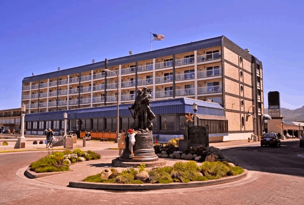 Exterior of the Promenade Inn & Suites