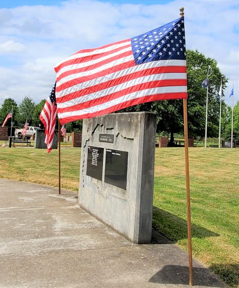 Photo of US flag at Veterans Memorial, Timber-Linn Park, Albany, Oregon