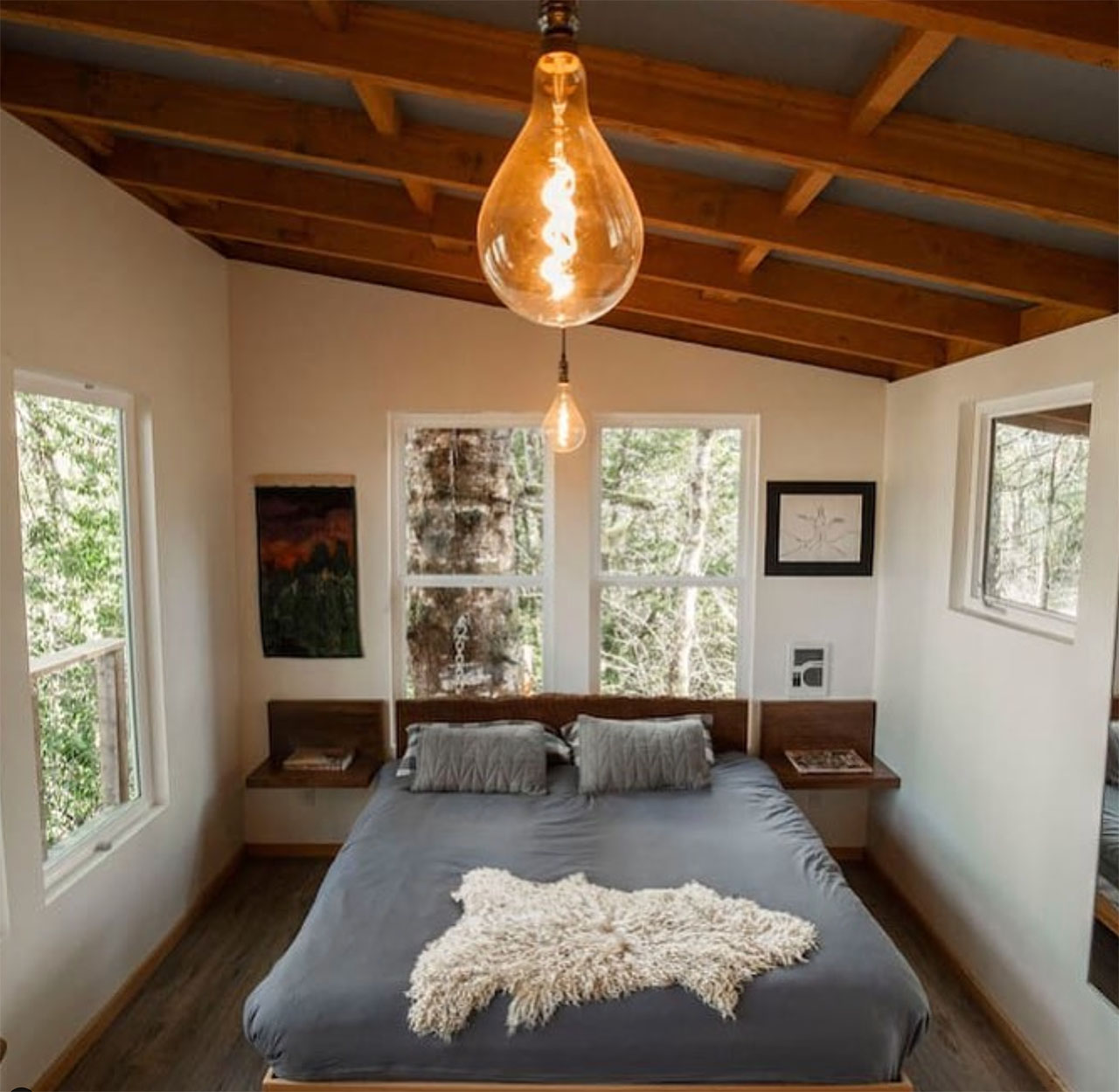 Bedroom-Heartland-Treehouse-Langlois-Oregon.jpg
