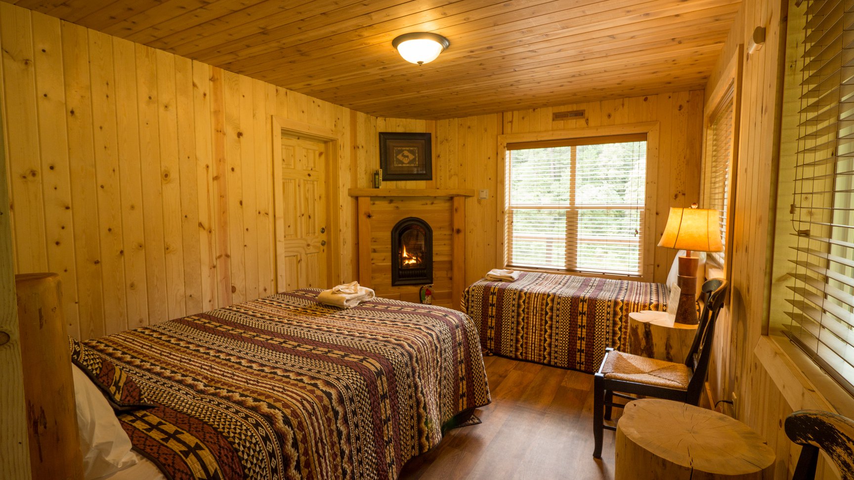 Interior-Room-Paradise-Lodge-Agness-Oregon.jpg
