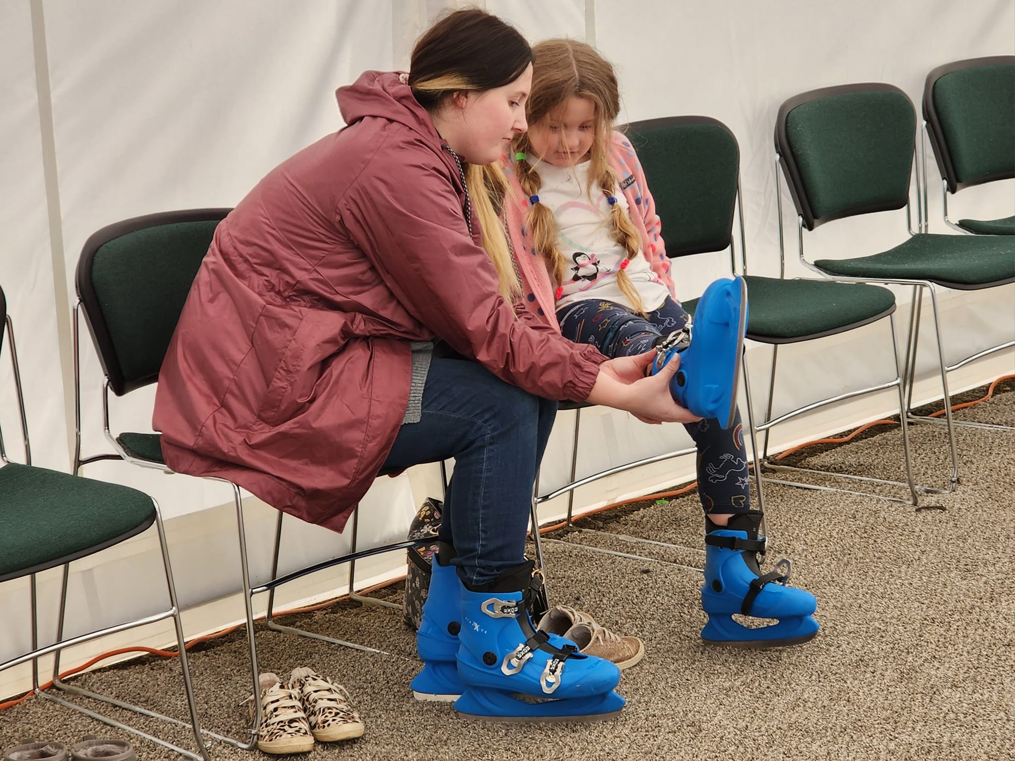 Mom-Daughter-putting-on-skates-City-of-North-Bend-Ice-Skating-Rink-Oregon.jpg