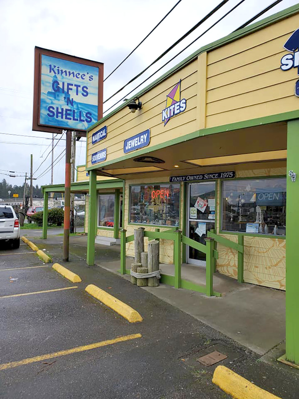 Sign-and-Exterior-Kinnees-Gifts-and-Shells-Charleston-Oregon.jpg