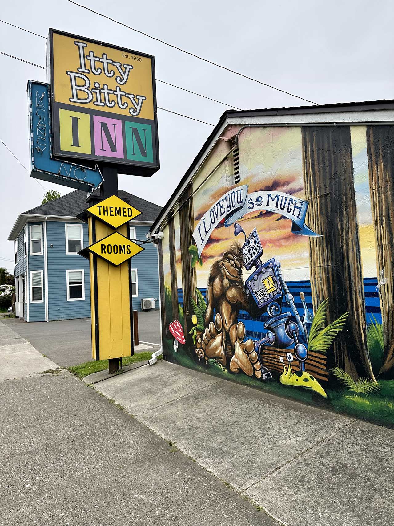 Highway-Sign-and-Mural-Itty-Bitty-Inn-North-Bend-Oregon.jpeg