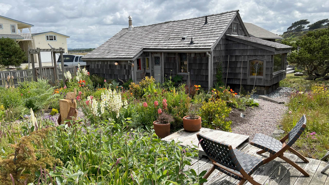 Exterior and garden at South Jetty Cottage in Bandon, Oregon