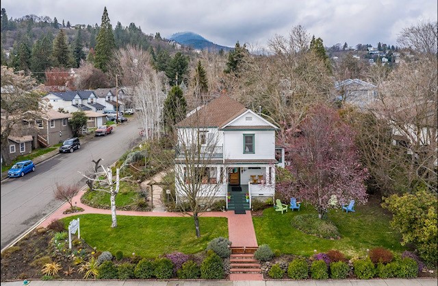 Bird's eye view of the green lawn space and relaxing chairs