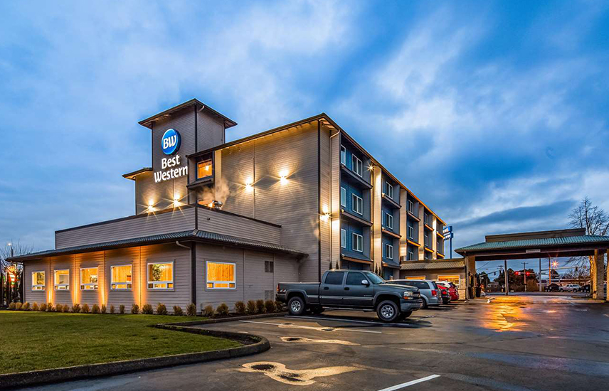 A view of Best Western Inn's front during dusk.