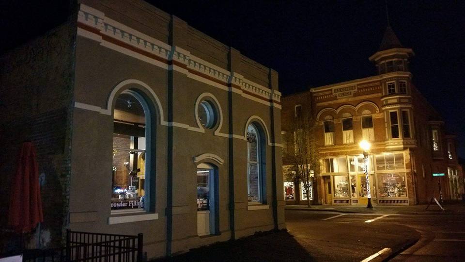 Corner view of Brew Coffee & Tap House at night time.