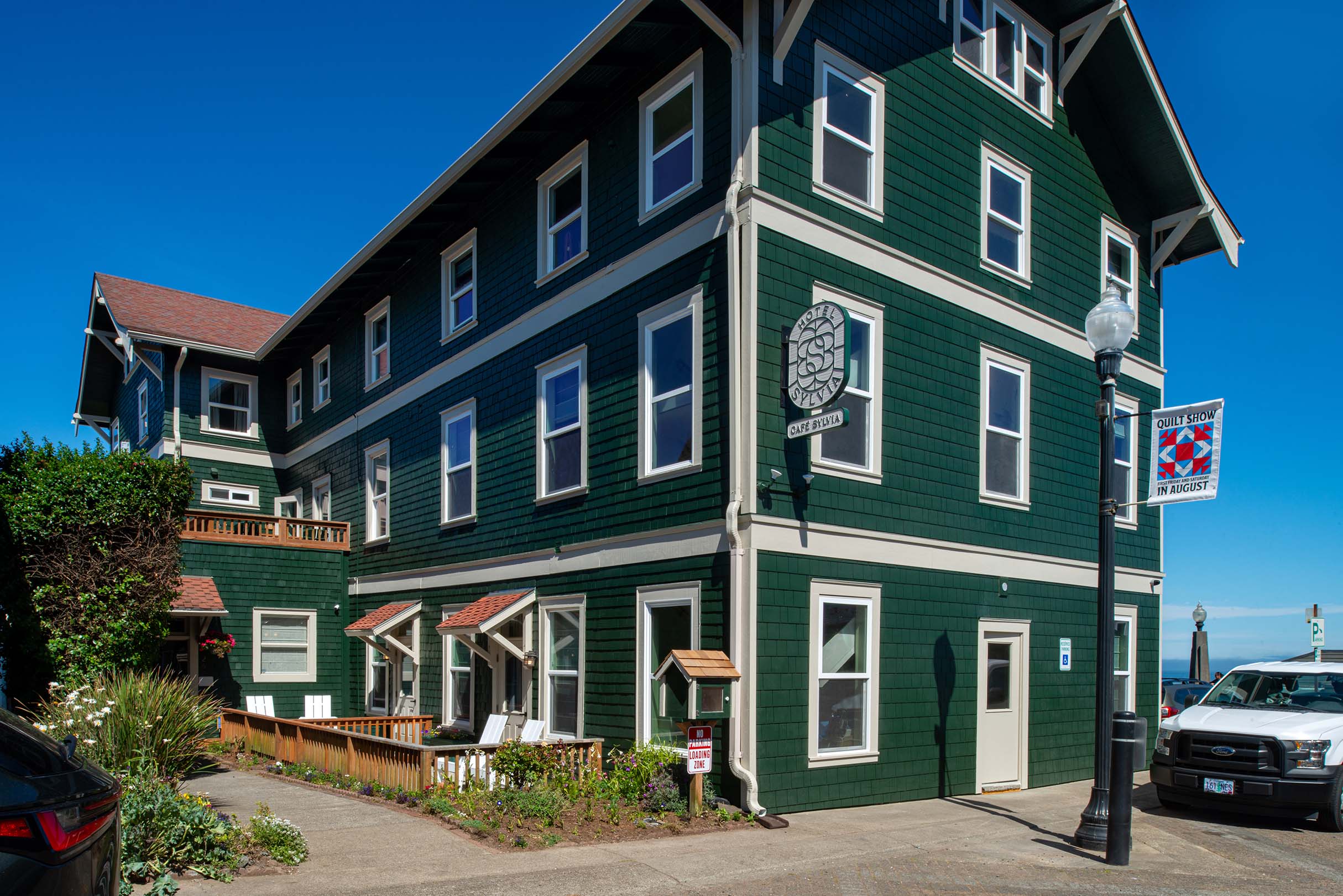 Hotel Sylvia exterior street view in Newport Oregon