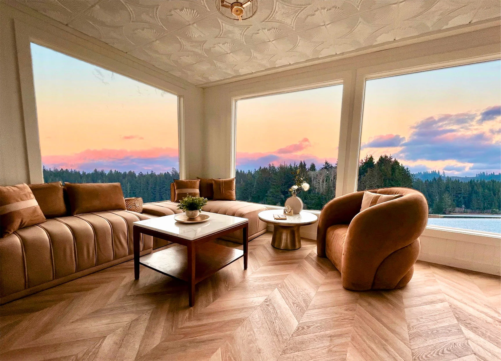 The Florentine Waterfront Hotel Vanilla Villa living room with sunset view