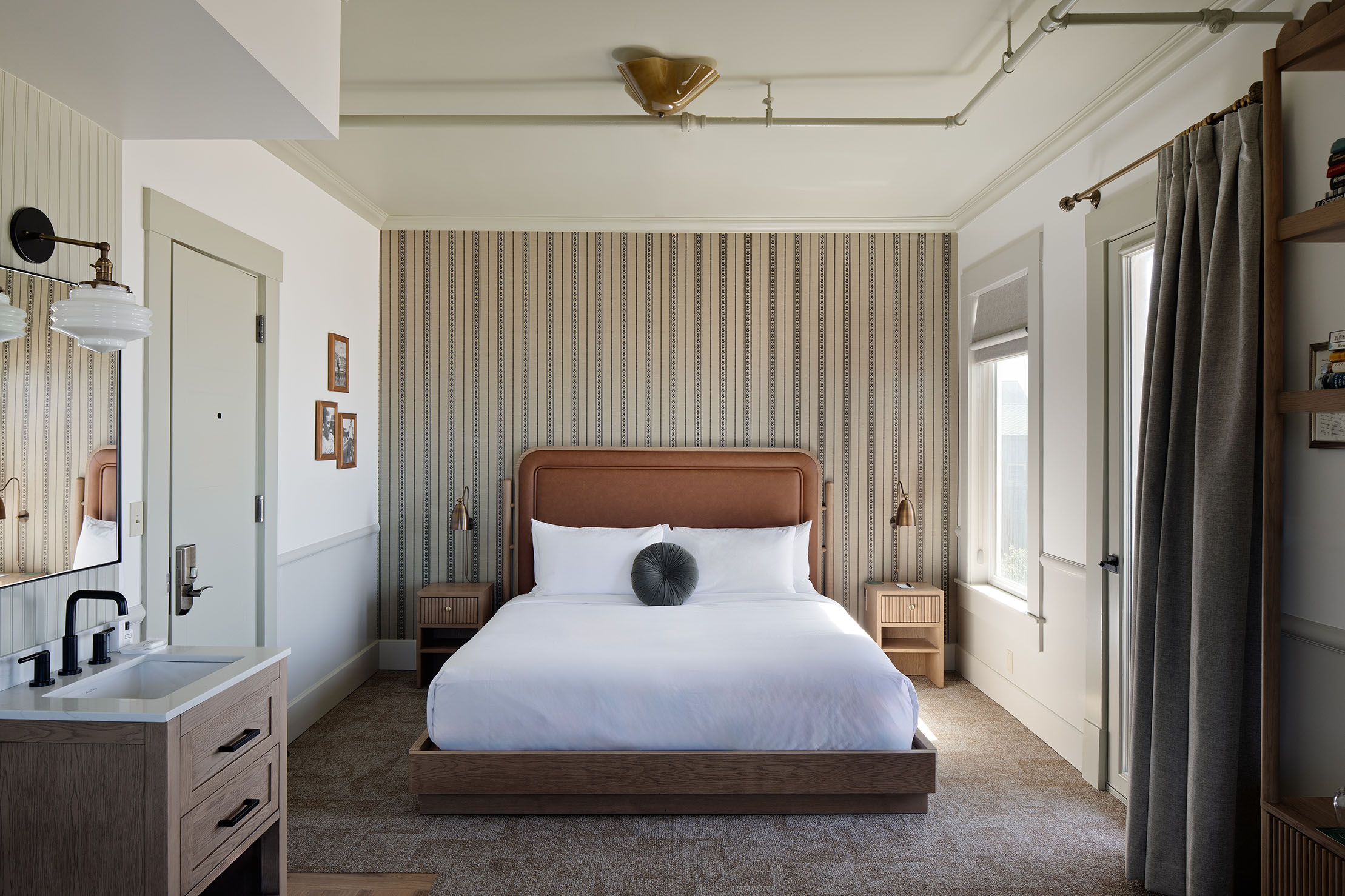 Hotel Sylvia Hemingway themed bedroom Newport Oregon