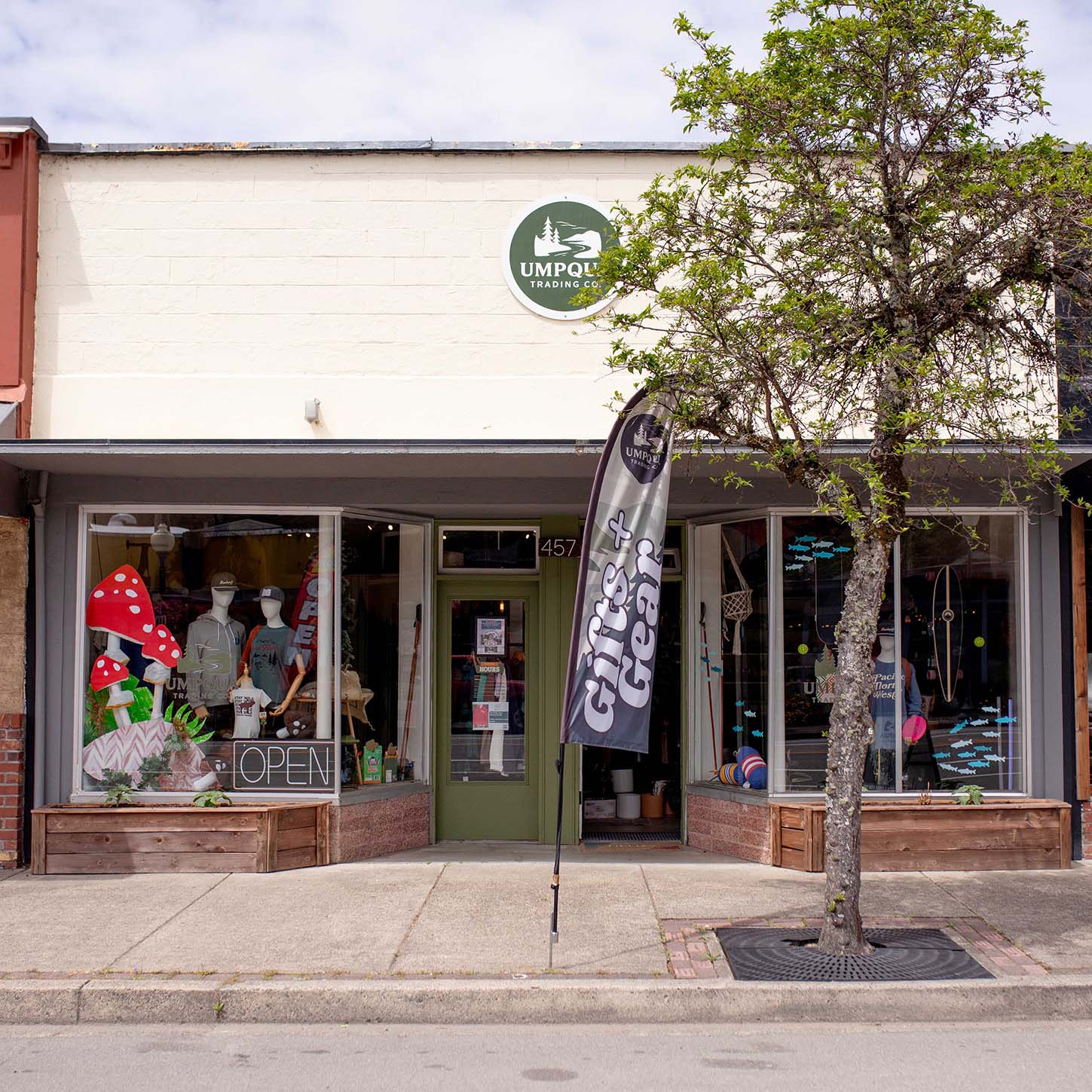 Umpqua Trading Co. exterior