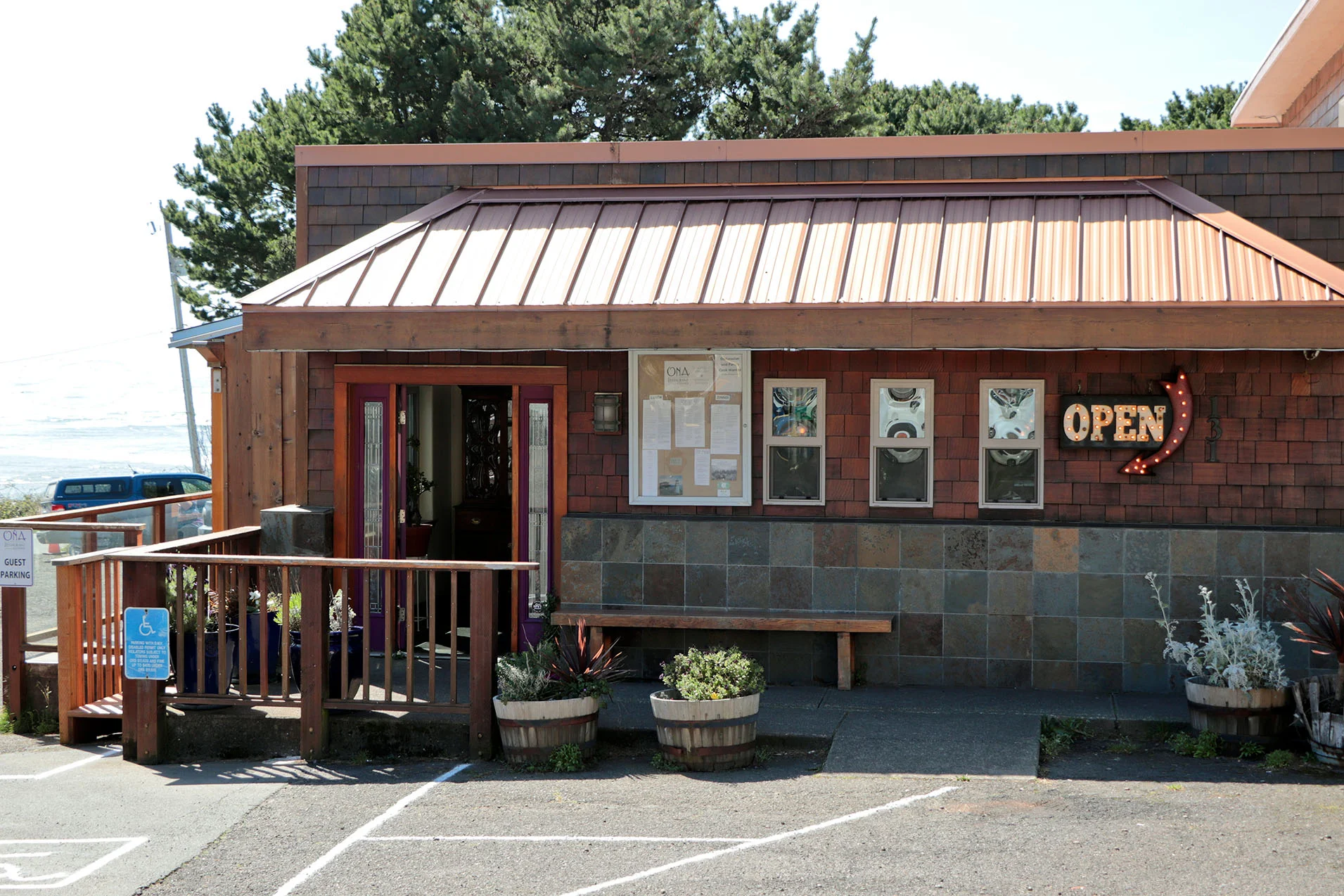 Ona Restaurant & Lounge 04.jpg