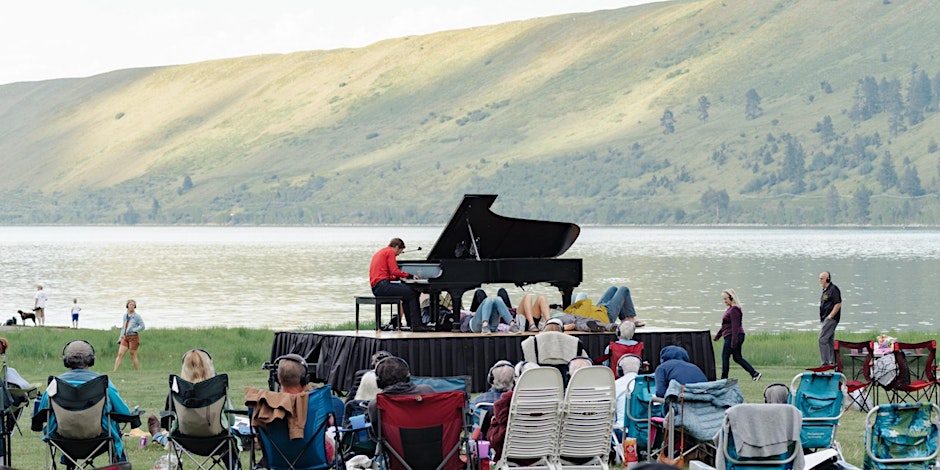 Piano on the Applegate Lake