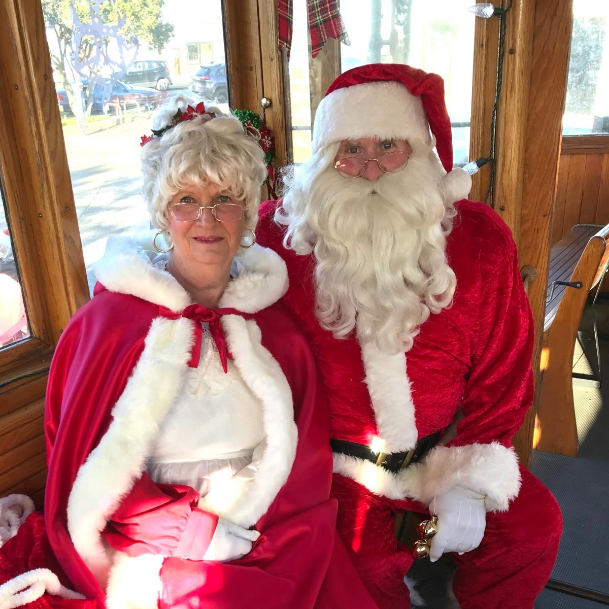 santa-and-mrs-claus-on-trolley_2023.jpg