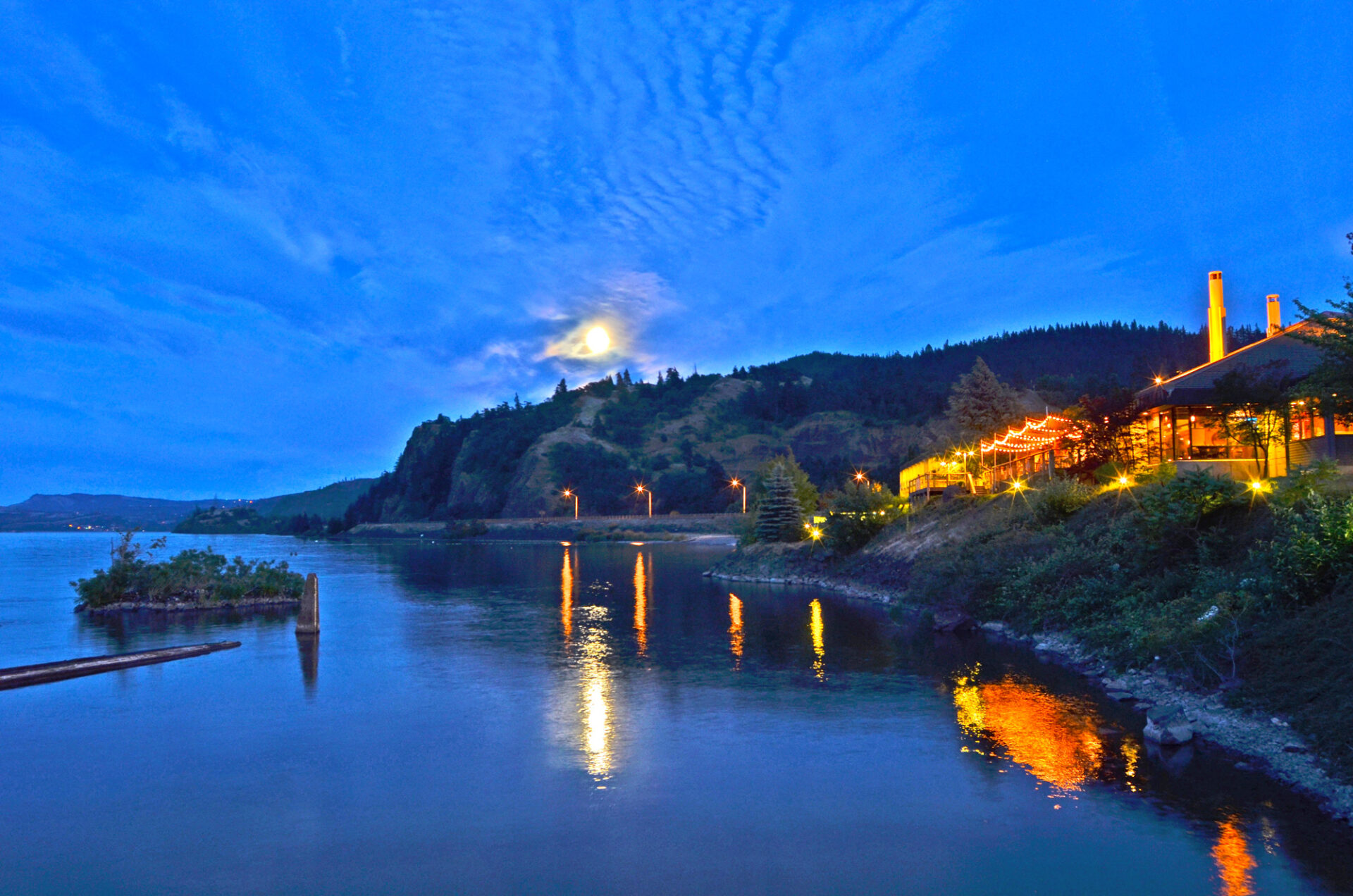 moonrise on the Columbia River