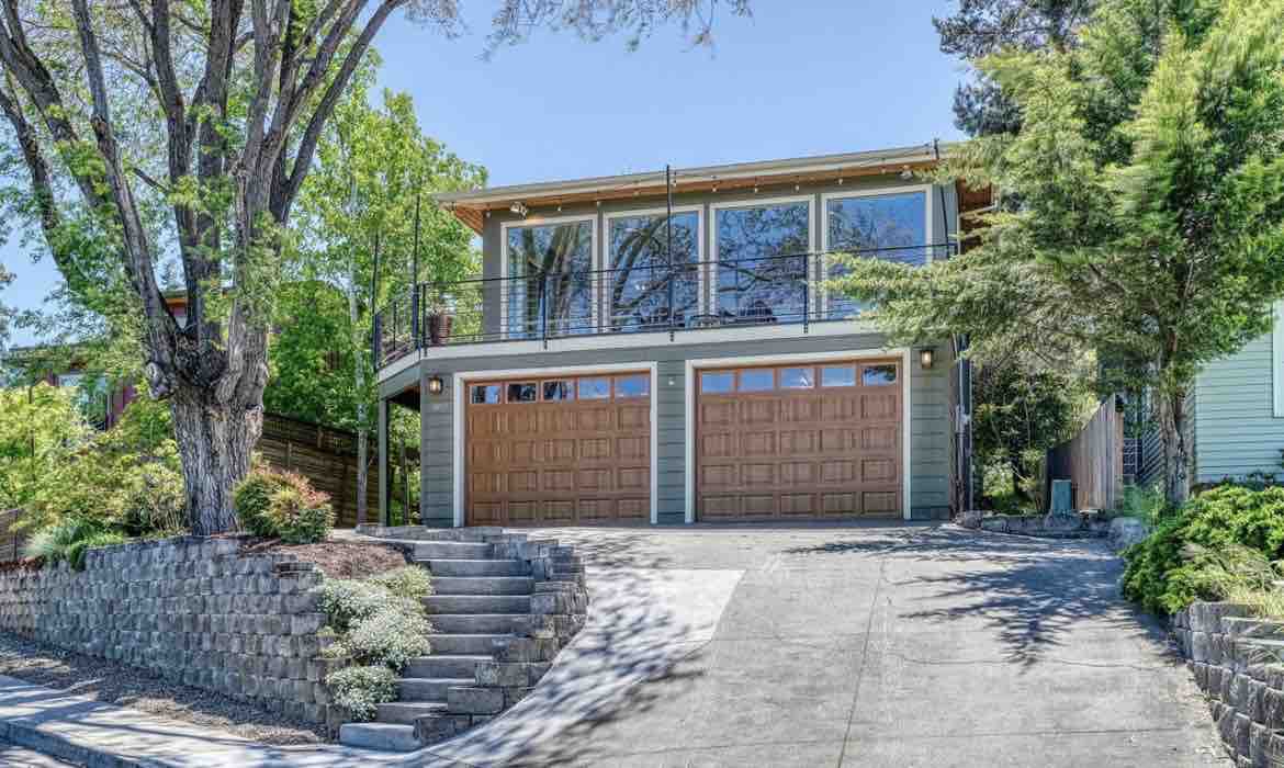 2 bed house Hood River Suites