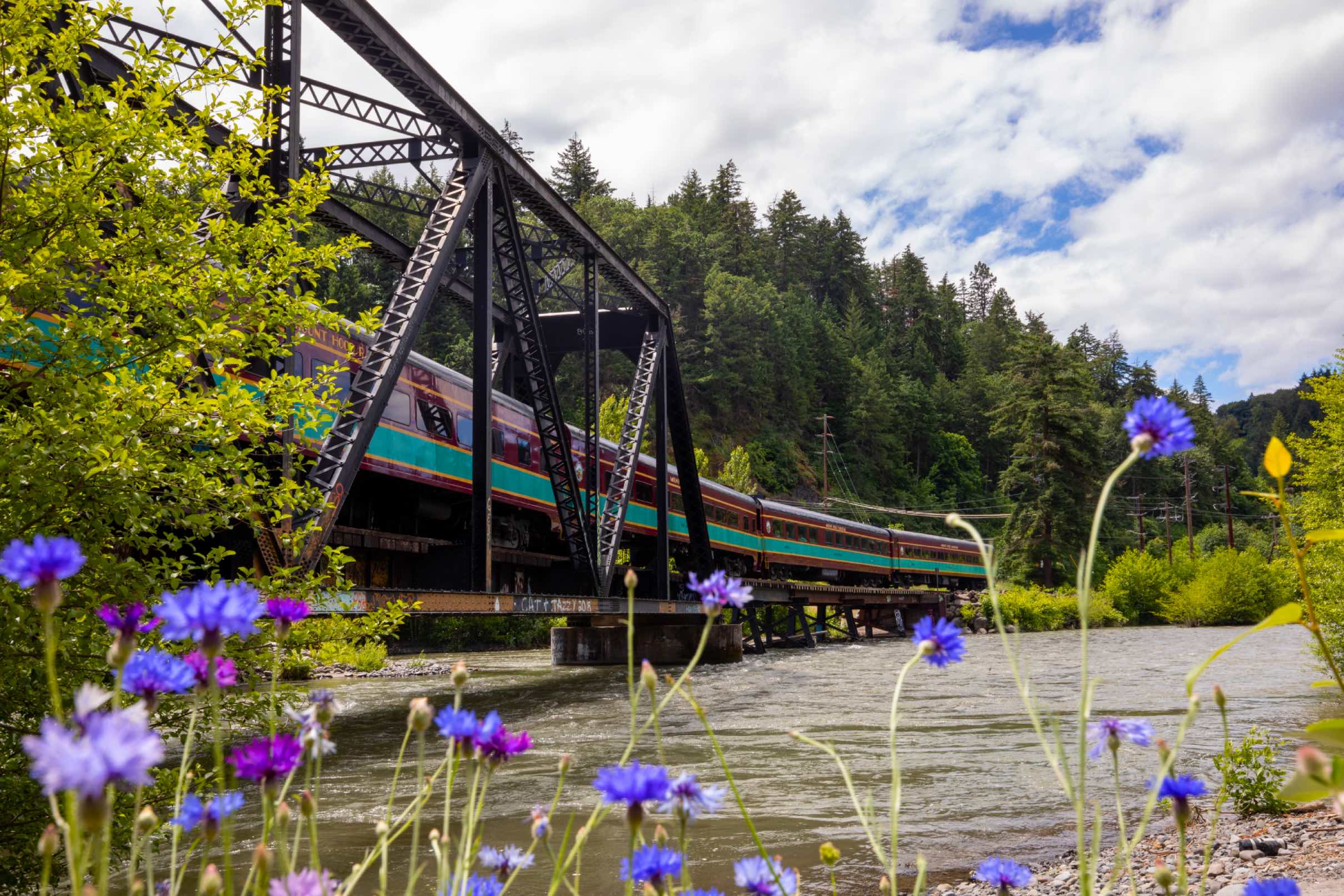 train over the Hood River