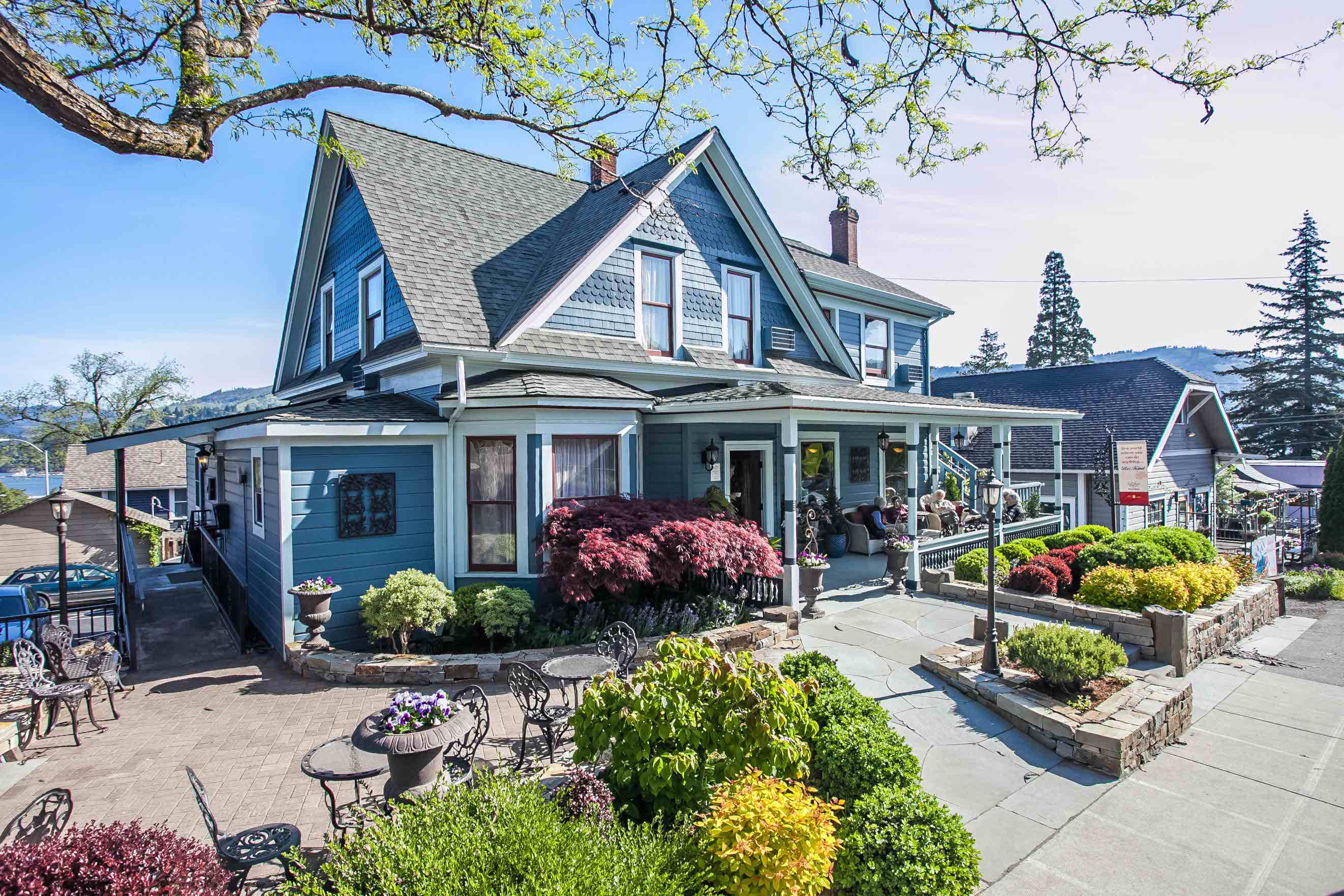 front view of Oak Street Hotel