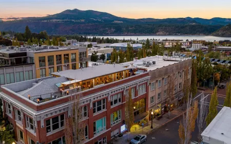 downtown Hood River Thistldown hotel