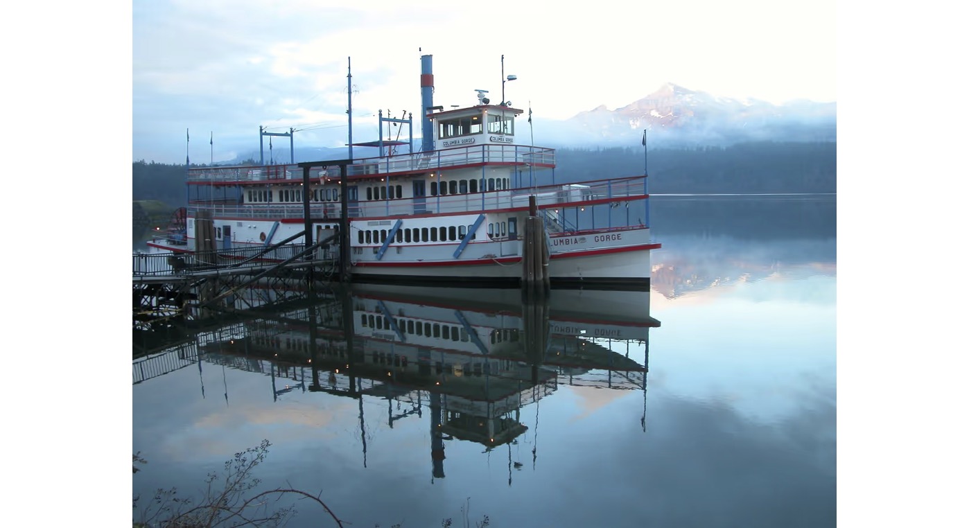 Sternwheelr on calm Columbia River