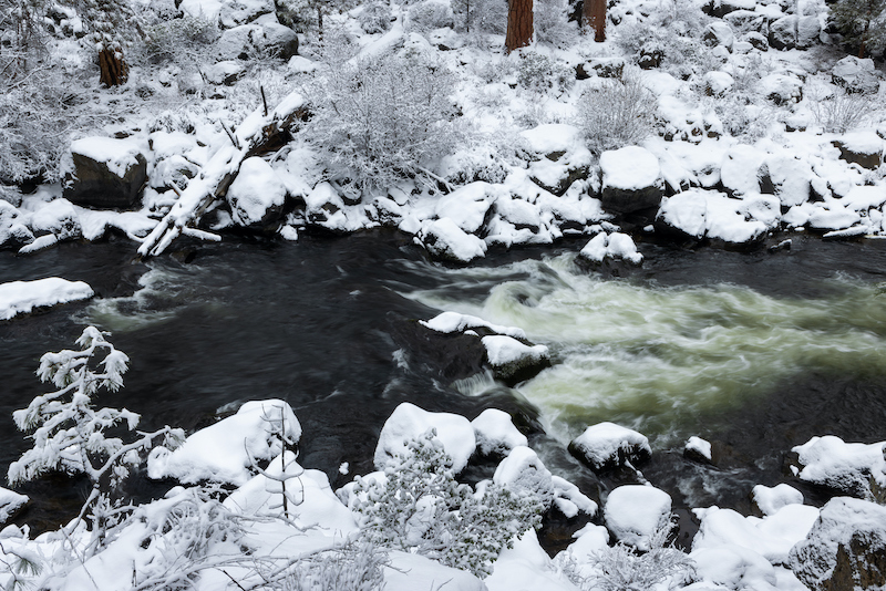 deschutes river in the snow