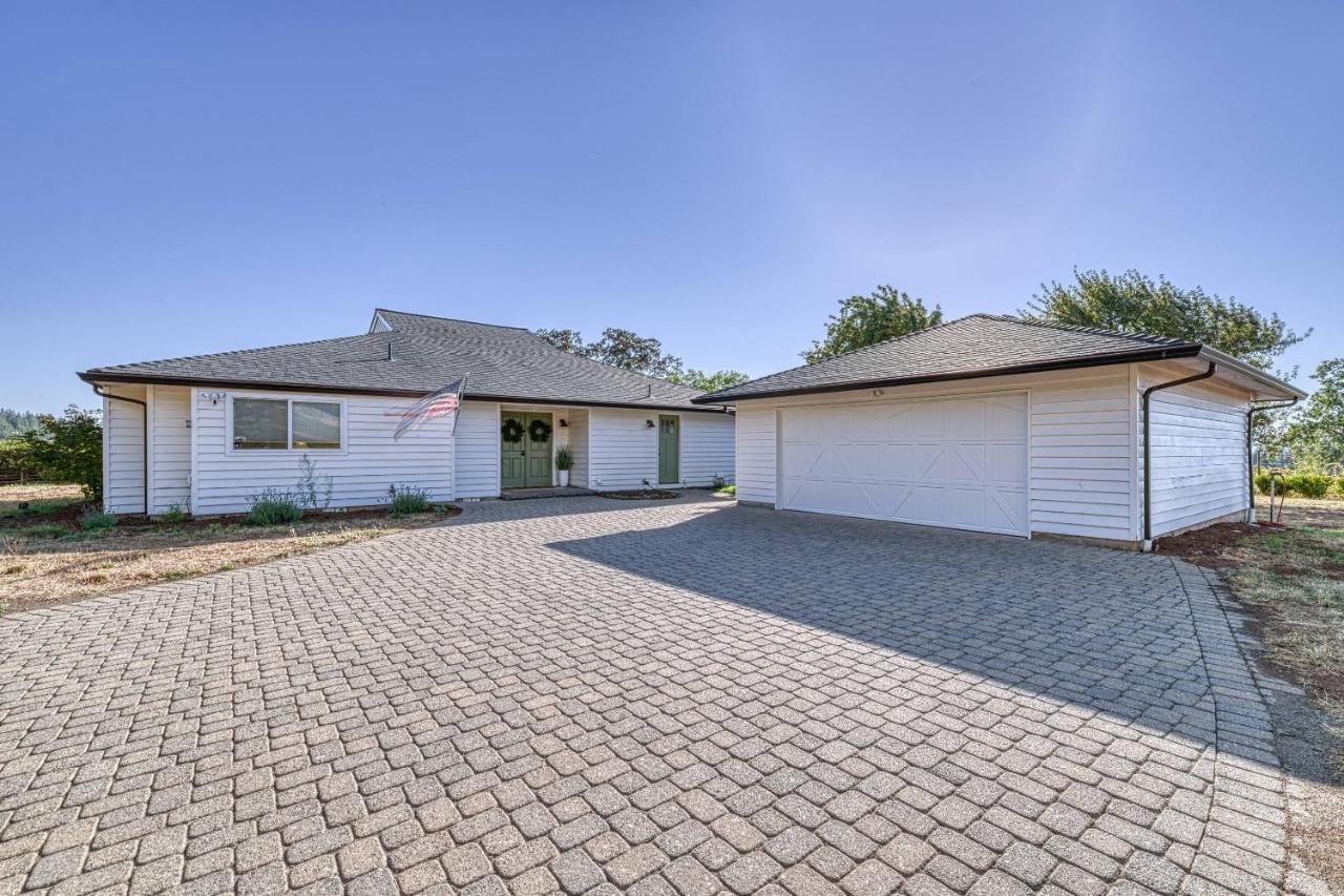 Front view of house and driveway
