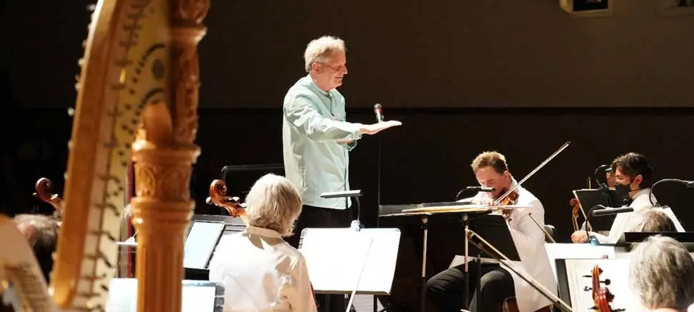 mobile-orchestra-conductor-white-jacket.jpeg