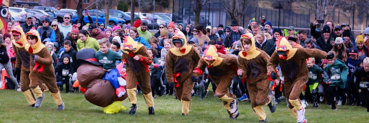 group of people dressed in turkey costumes lining up at the start line for the race.